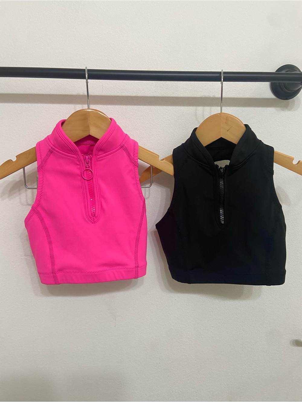 Danz N Motion Girls Cropped Zip Mock Neck Tops - Hot Pink & Black